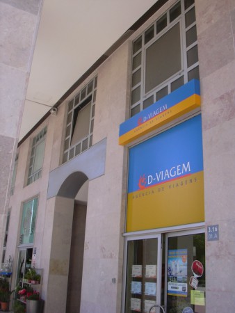 Com duas amplas janelas para a Galeria comercial.